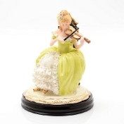 Статуэтка на деревянной подставке Royal Classics 26х21