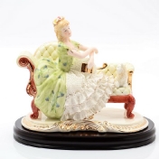 Статуэтка на деревянной подставке Royal Classics 24x30