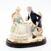 Статуэтка на деревянной подставке Royal Classics 25x28